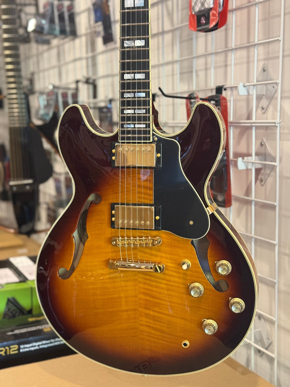 Yamaha SA2200 Brown Sunburst Semi-Hollow Double-Cutaway Electric Guitar open box