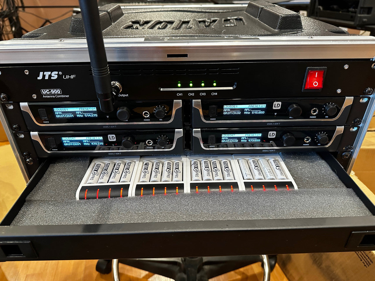 4 channel in-ear rig 12 battery charger antenna combiner rack case