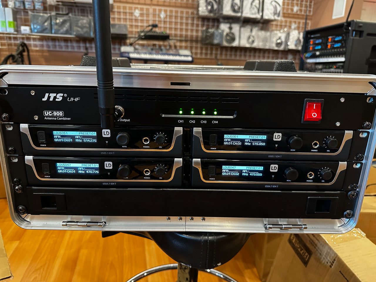 4 channel in-ear rig 12 battery charger antenna combiner rack case