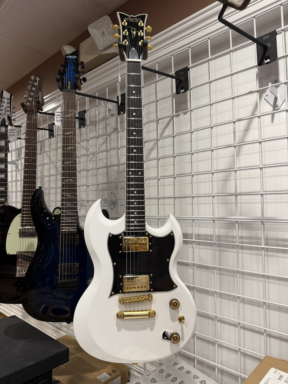 Schecter ZV-H6LLYW66D Zacky Vengeance Signature 542 Guitar Gloss White open box