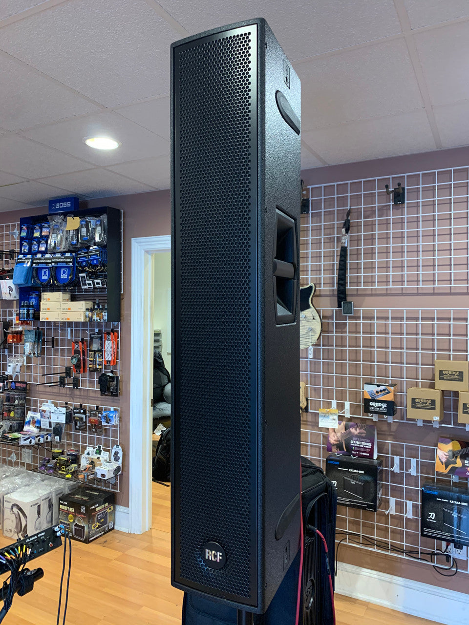 2 RCF NXL 24-A Active speakers 4 6" drivers Two-Way Array with covers
