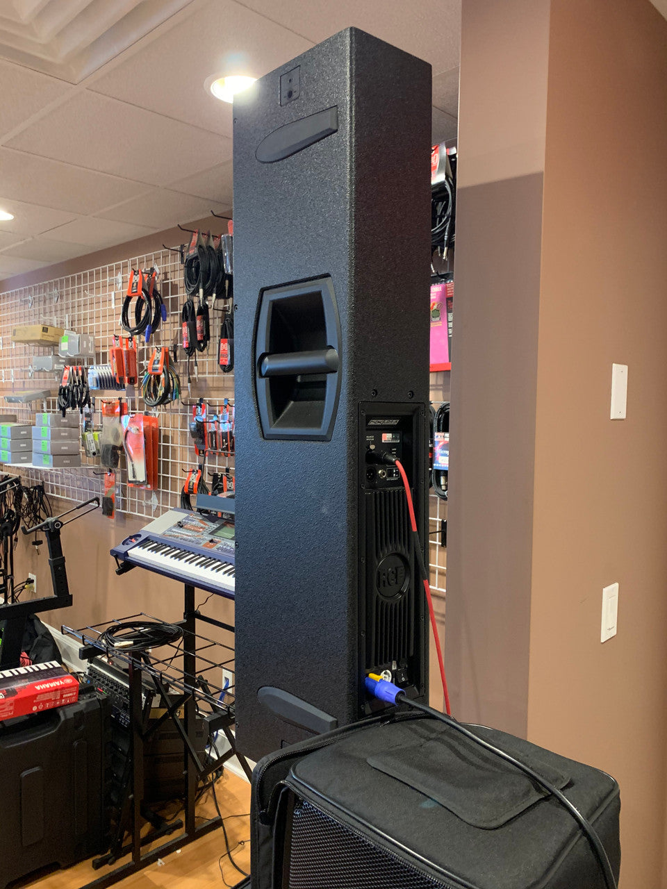 2 RCF NXL 24-A Active speakers 4 6" drivers Two-Way Array with covers