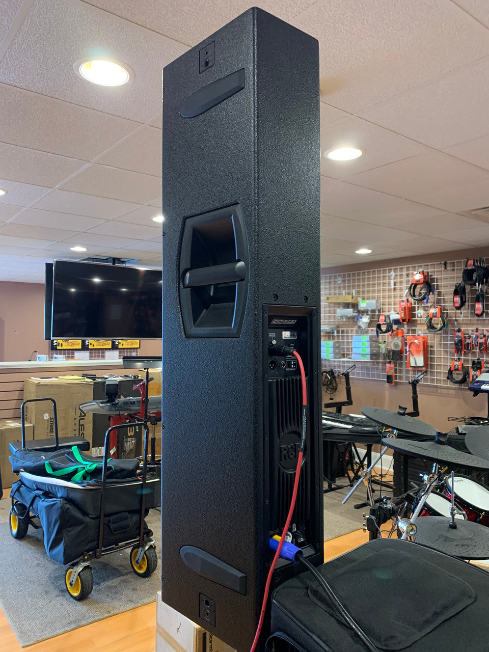 2 RCF NXL 24-A Active speakers 4 6" drivers Two-Way Array with covers
