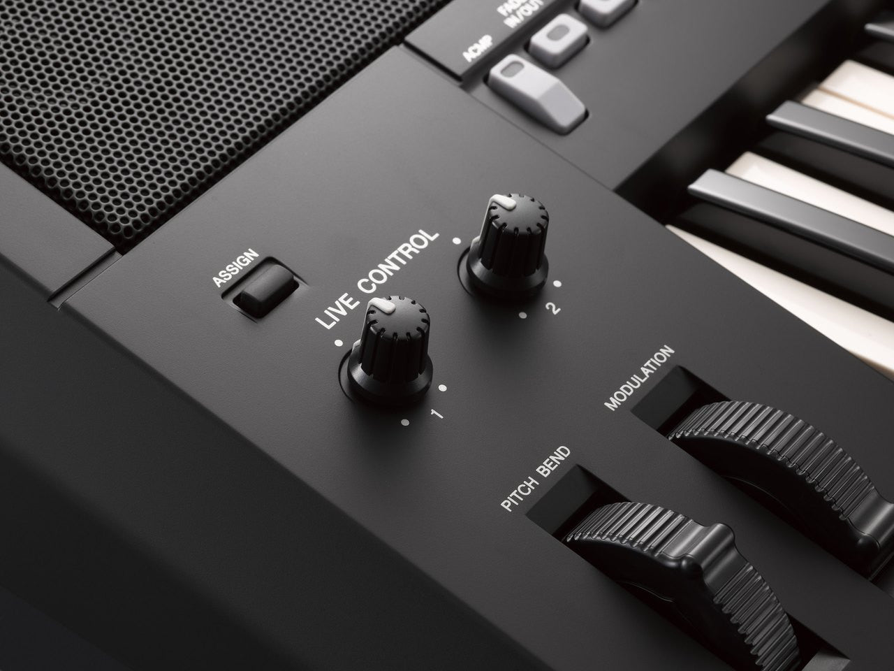 Yamaha PSR-S975 61 note arranger keyboard with built in speakers