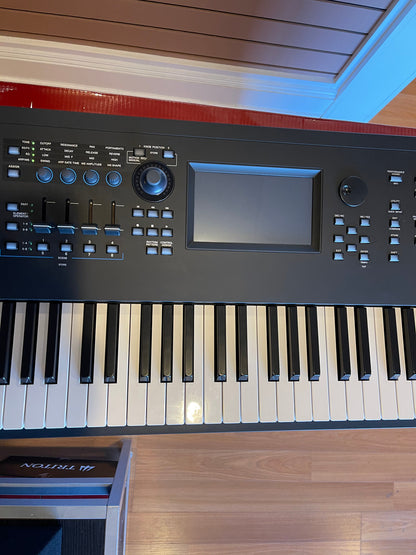 Yamaha MODX8 88 weighted key synthesizer Used Full warranty