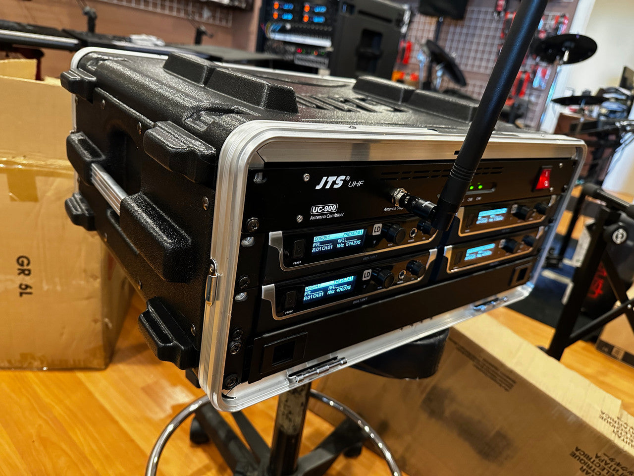 4 channel in-ear rig 12 battery charger antenna combiner rack case