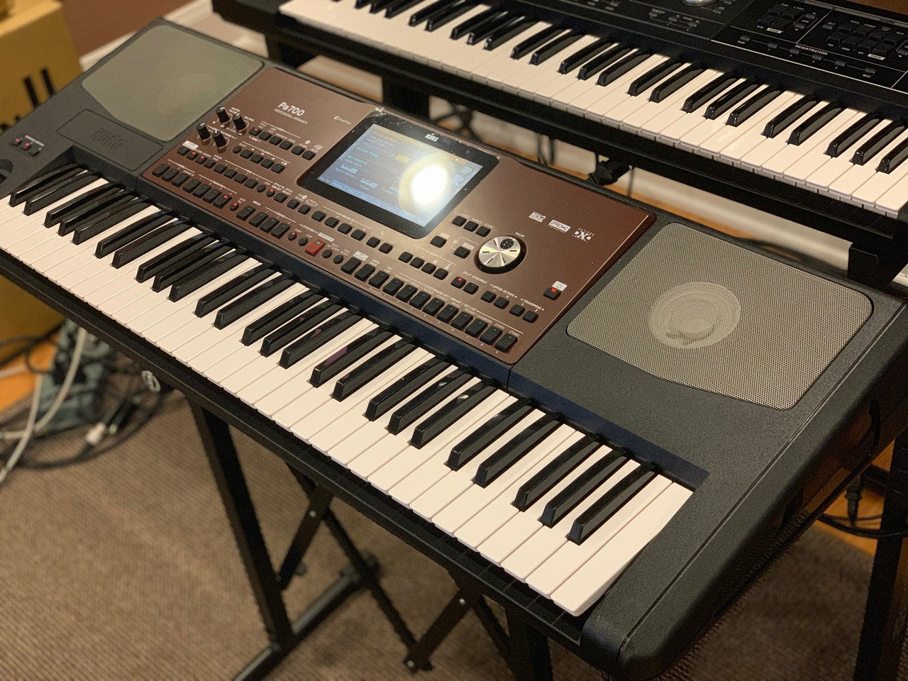 Korg PA700 61 key arranger workstation with built in speakers B-stock