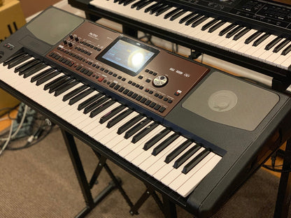 Korg PA700 61 key arranger workstation with built in speakers B-stock