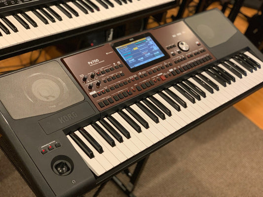 Korg PA700 61 key arranger workstation with built in speakers B-stock