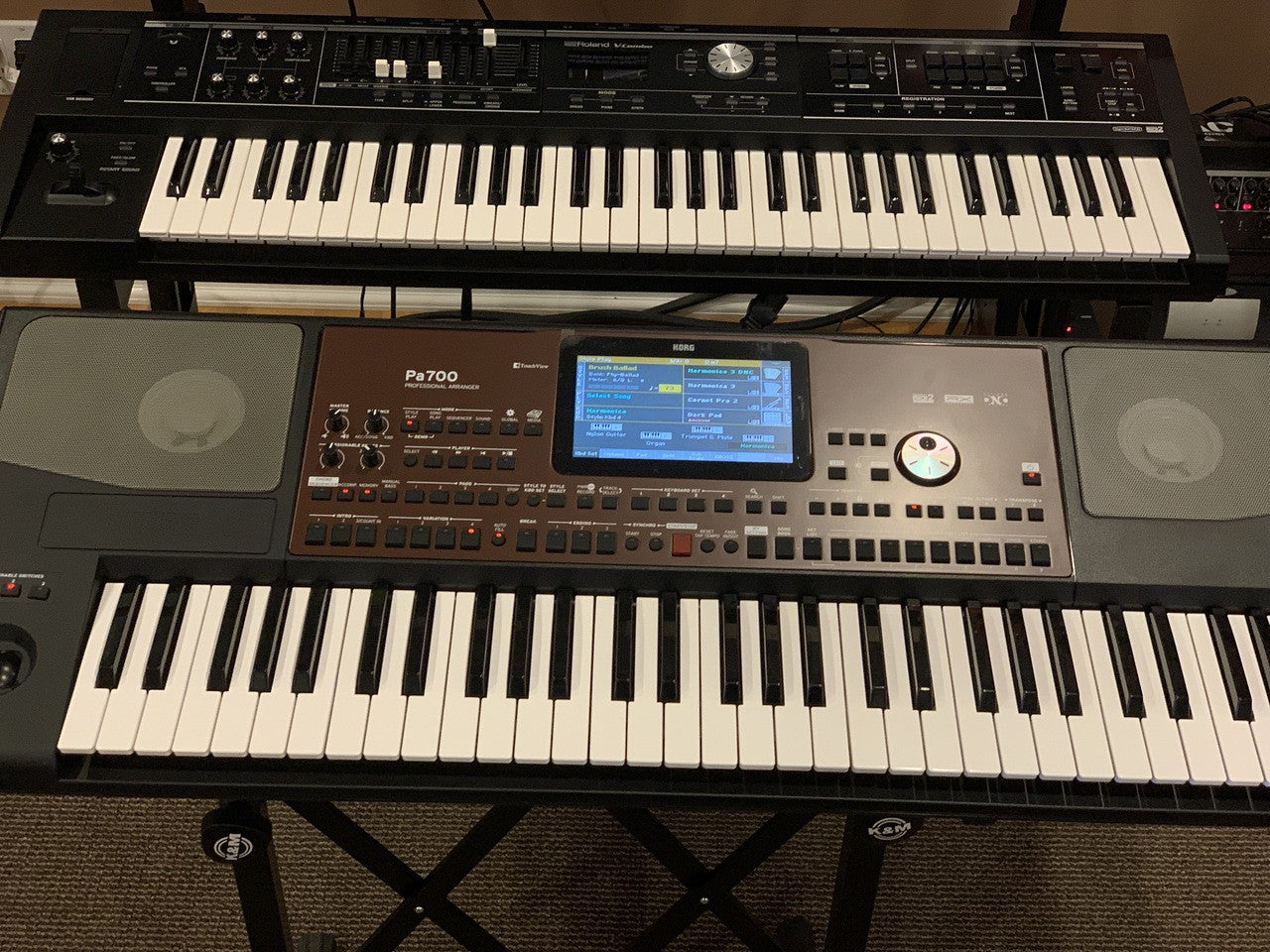 Korg PA700 61 key arranger workstation with built in speakers B-stock