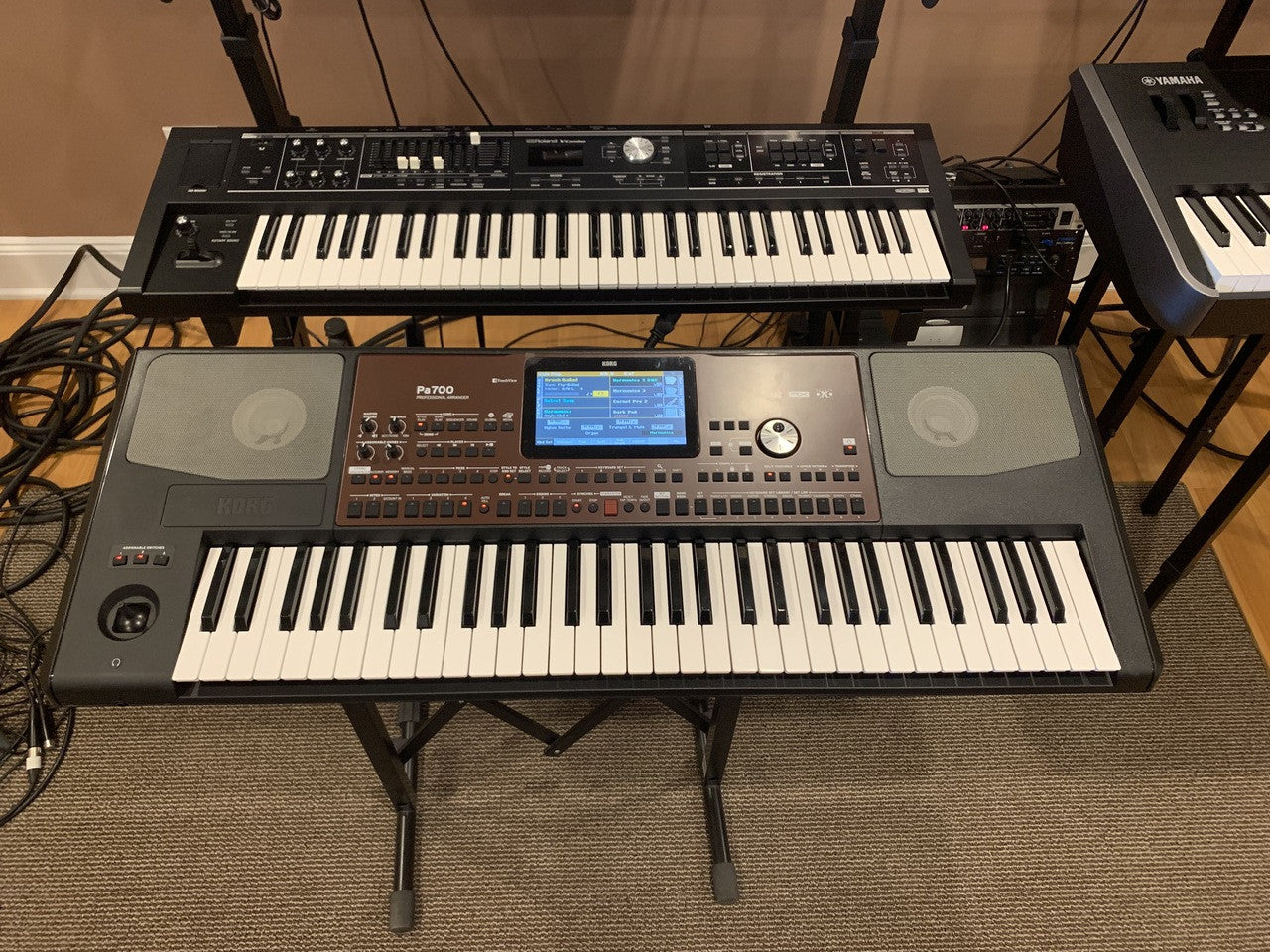 Korg PA700 61 key arranger workstation with built in speakers B-stock