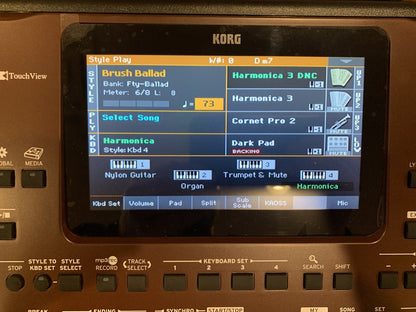 Korg PA700 61 key arranger workstation with built in speakers B-stock