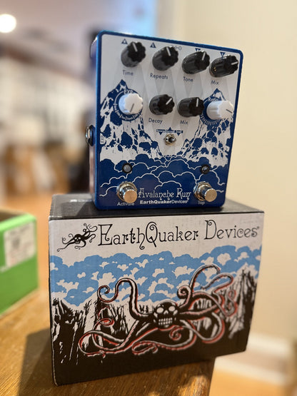 Earthquaker Avalanche Run V2 Stereo Reverb & Delay with Tap Tempo open box