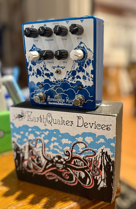 Earthquaker Avalanche Run V2 Stereo Reverb & Delay with Tap Tempo open box