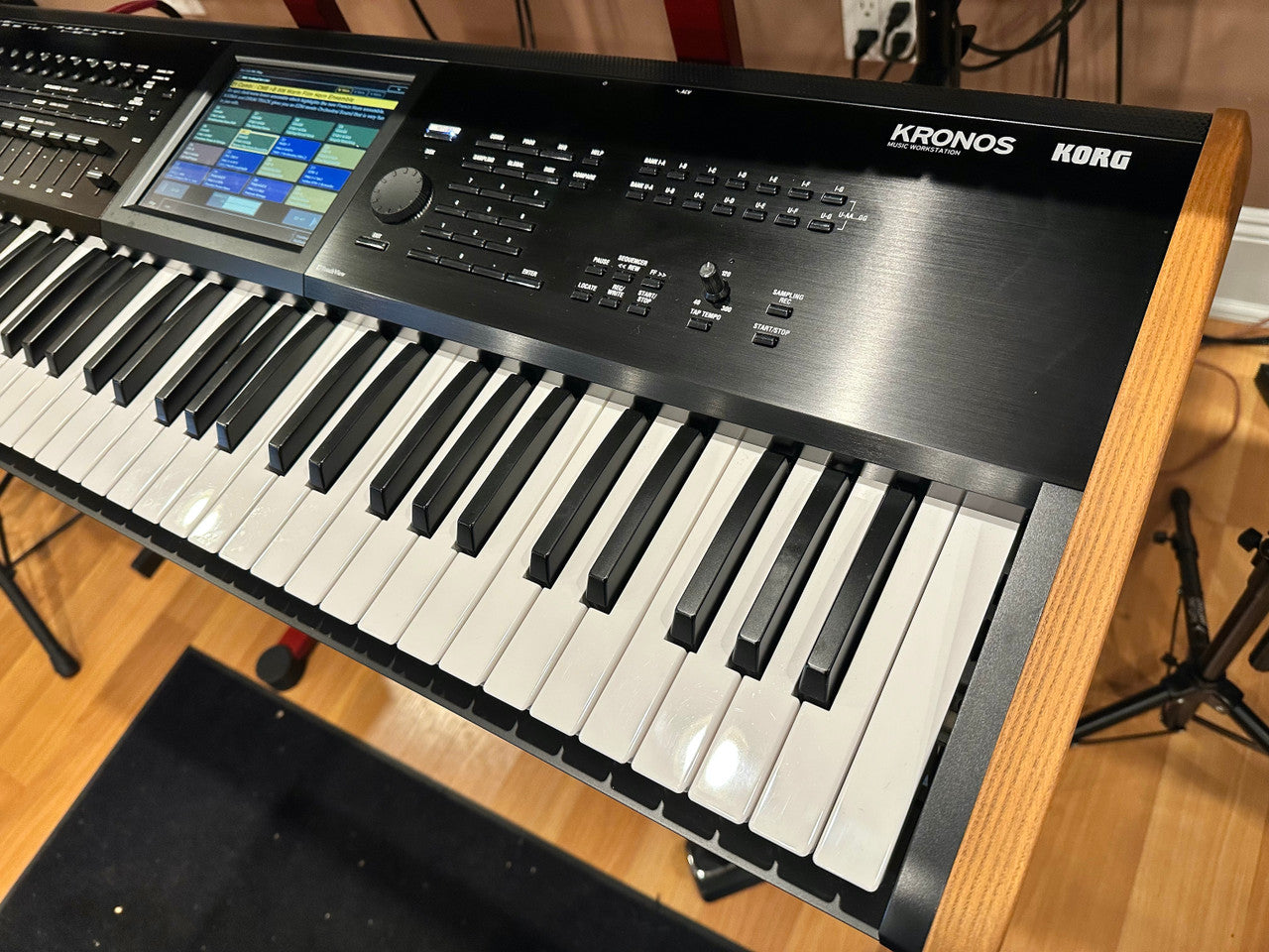 Korg Kronos 2 61 key Sampling workstation synthesizer
