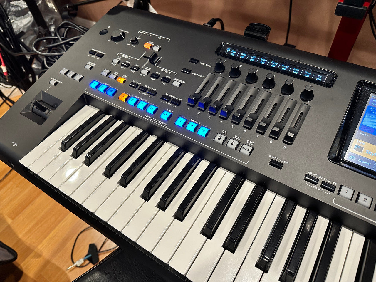 Yamaha Genos flagship arranger workstation keyboard black 76 note used