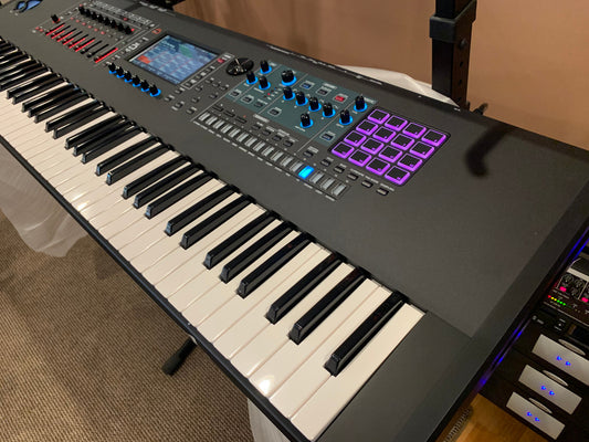 Roland FANTOM 7 Music Workstation Keyboard demo display