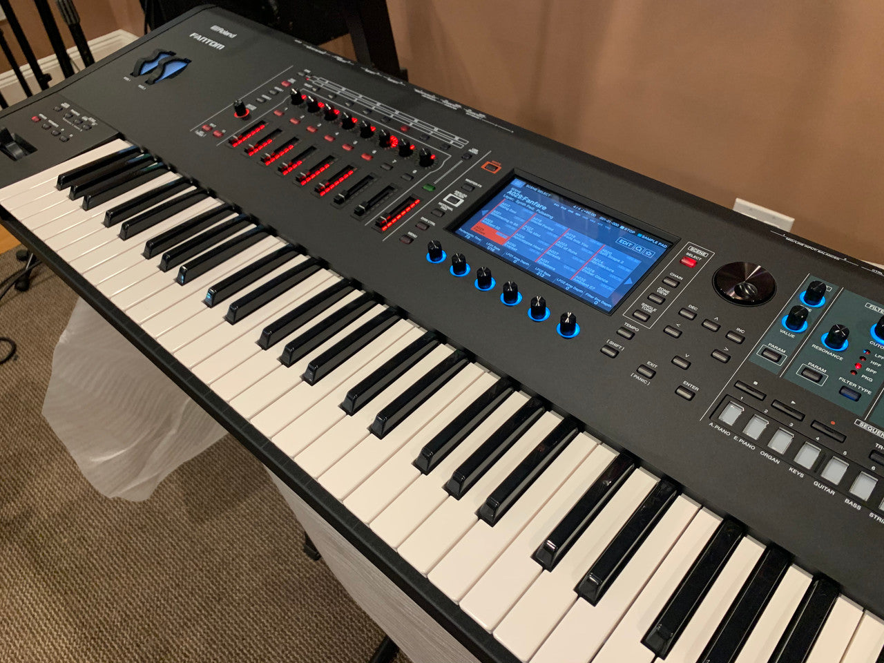 Roland FANTOM 7 Music Workstation Keyboard demo display