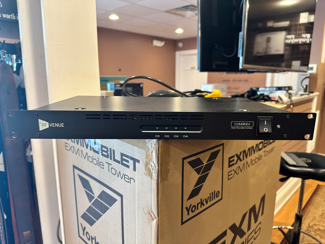 RF Venue COMBINE4 4-Channel Antenna Combiner with CP Beam Antenna and Cable Bundle