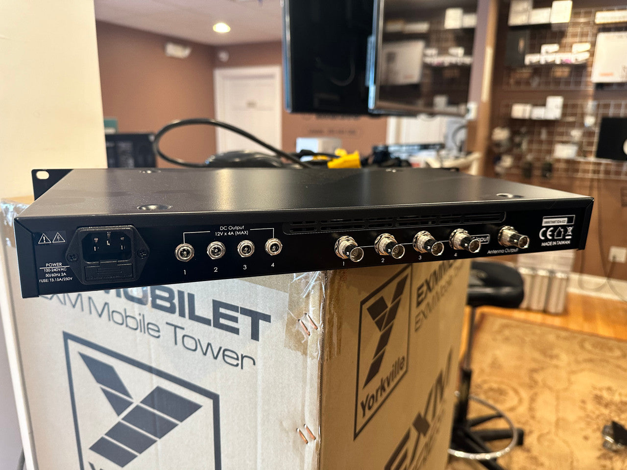 RF Venue COMBINE4 4-Channel Antenna Combiner with CP Beam Antenna and ...