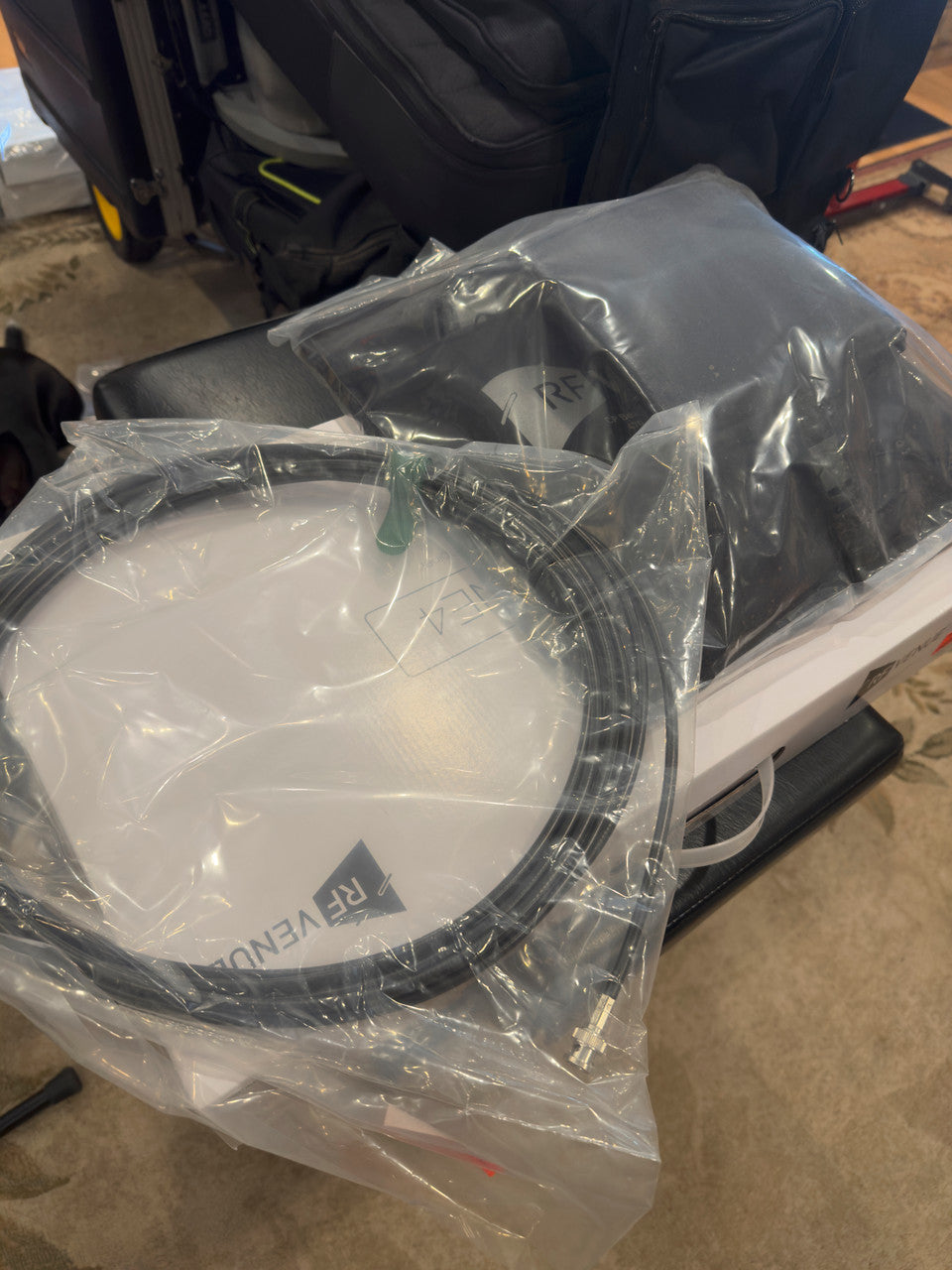 RF Venue COMBINE4 4-Channel Antenna Combiner with CP Beam Antenna and Cable Bundle